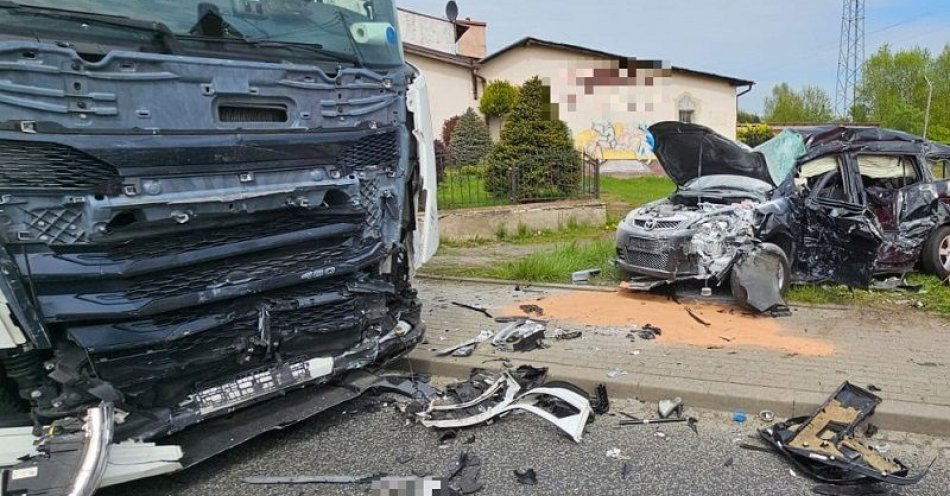 zdjęcie: Tragiczny wypadek na Skrzyżowaniu w Barkowie, nie żyje 66-letni kierowca mazdy / fot. KPP w Człuchowie