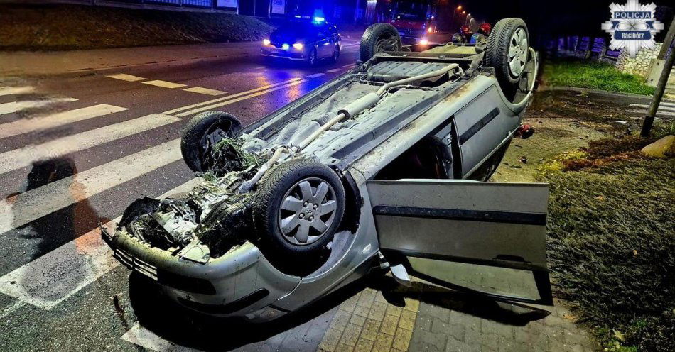 zdjęcie: Dachowanie w Roszkowie. Kierowca twierdzi że zasnął / fot. KPP w Raciborzu