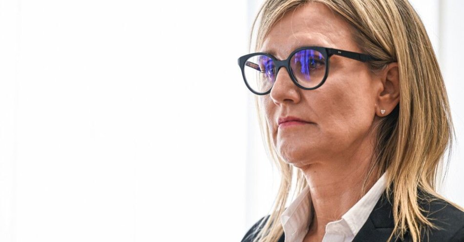 zdjęcie: PK: umorzono śledztwo dotyczące pism prok. Ewy Wrzosek w sprawach zmian w mediach publicznych / Rzeszów, 05.09.2025. Radczyni generalna w biurze ministra sprawiedliwości Waldemara Żurka prok. Ewa Wrzosek podczas konferencji w Sądzie Apelacyjnym w Rzeszowie, 5 bm. Szef resortu sprawiedliwości podczas zgromadzenia ogólnego sędziów rzeszowskiego Sądu Apelacyjnego oficjalnie przedstawił nową prezes Sądu Małgorzatę Moskwę. (amb) PAP/Darek Delmanowicz