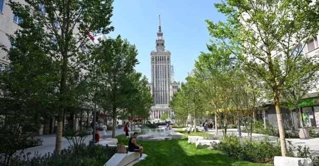 Warszawa: otwarto przebudowaną ulicę Złotą, która stała się zielonym deptakiem