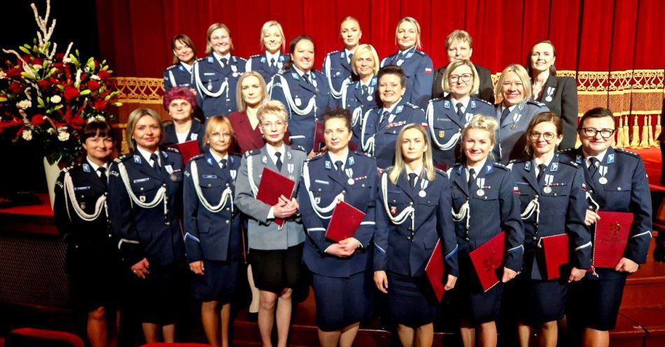 zdjęcie: Piotrkowska policjantka z medalem 100 rocznicy Policji Kobiecej / fot. KMP w Piotrkowie Trybunalskim