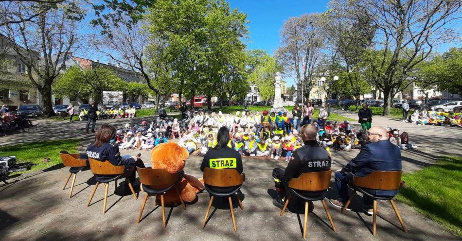 zdjęcie: Bo, my proszę pani kochamy Policję - szczere wyznanie kilkulatków podczas akcji głośnego czytania w ramach XX Tygodnia Bibliotek / fot. KPP w Opocznie