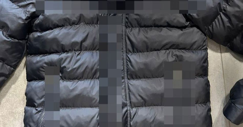 zdjęcie: Policja z Lubina rozbiła handel podróbkami odzieży / fot. KPP w Lubinie