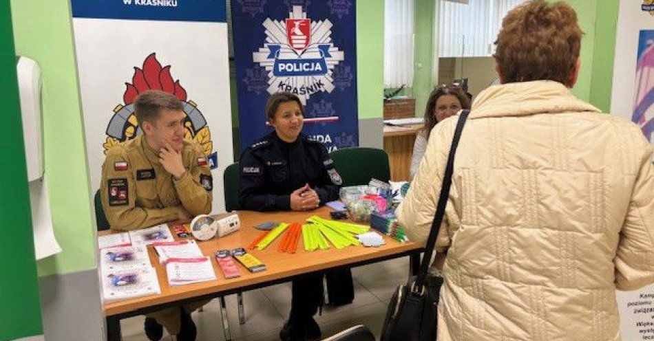 zdjęcie: Policjanci edukowali seniorów podczas Dni Seniora w ZUS / fot. KPP Kraśnik