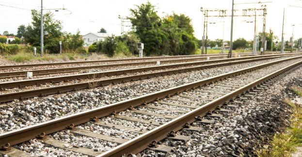 Rozbijał butelki na torach, okazało się, że jest poszukiwany