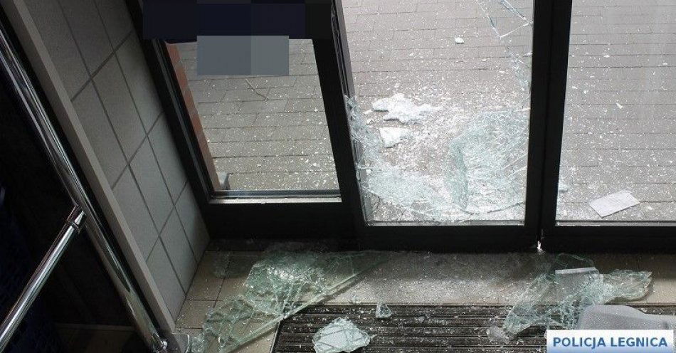 zdjęcie: Włamał się do sklepu i ukradł 35 butelek alkoholu, zatrzymali go legniccy policjanci / fot. KMP w Legnicy