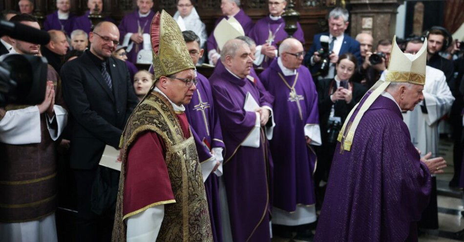 zdjęcie: Kardynał Ryś objął urząd metropolity krakowskiego / Kraków, 20.12.2025. Kard. Grzegorz Ryś (L-front) na uroczystym ingresie w katedrze na Wawelu, 20 bm. Kardynał Ryś oficjalnie obejmuje urząd metropolity krakowskiego, zastępując abp. Marka Jędraszewskiego, który przeszedł na emeryturę. W uroczystości w wawelskiej katedrze biorą udział przedstawiciele najwyższych władz państwowych, duchowieństwo i wierni. (ad) PAP/Łukasz Gągulski