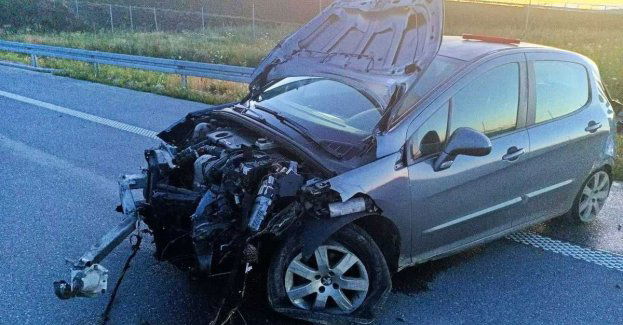 19-letni kierowca uderzył w barierki na S61. Uwaga na drogach!