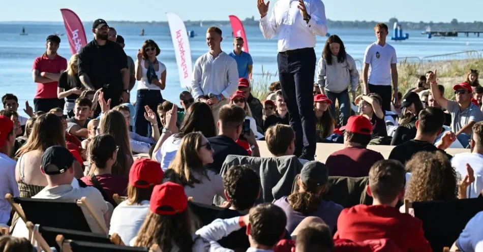 zdjęcie: Nawrocki: dopóki będę prezydentem, będę słuchał młodzieży przy podejmowaniu decyzji / Jurata, 29.08.2026. Prezydent RP Karol Nawrocki (C) podczas spotkania z młodzieżą ph. „Przyszłość.pl” w jego rezydencji w Juracie na Mierzei Helskiej, 29 bm. W trakcie dwudniowego spotkania zaplanowano m.in. rozmowy z ministrami, doradcami oraz zaproszonymi gośćmi, reprezentującymi świat nauki, biznesu, sportu, mediów i kultury. (amb) PAP/Marcin Gadomski