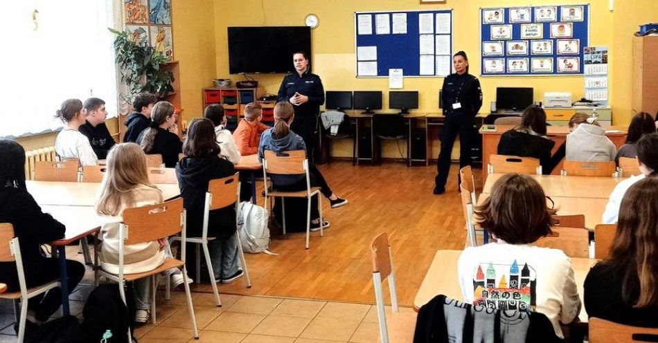 zdjęcie: Policjantki edukowały uczniów z Pniewa / fot. KPP w Pułtusku