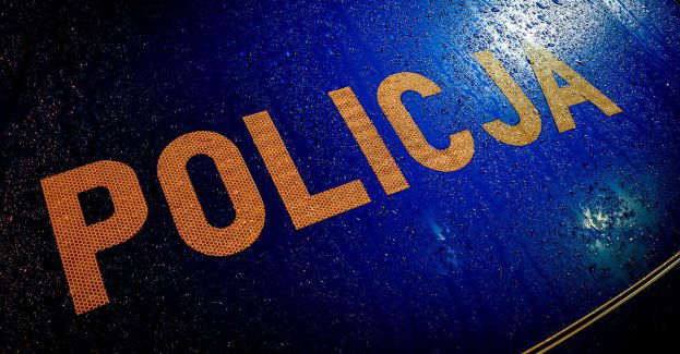 Spacerował po mieście w skardzionej z auta kamizelce ratownika medycznego