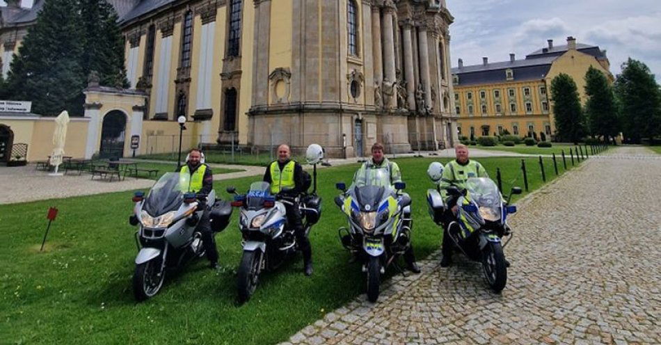zdjęcie: Policyjni motocykliści z Polski i Czech na wspólnych patrolach / fot. KPP w Kamiennej Górze
