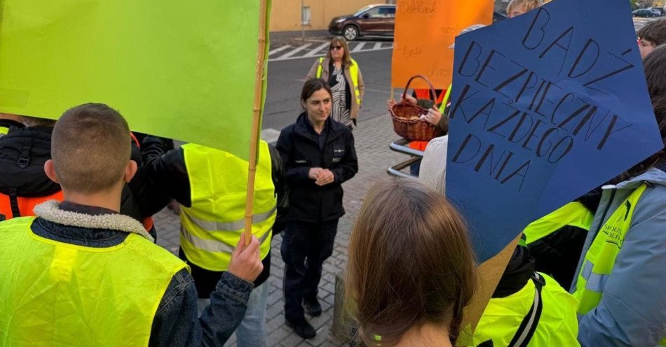 zdjęcie: Uczniowie SP1 z Nysy promowali bezpieczeństwo w odblaskach / fot. KPP Nysa