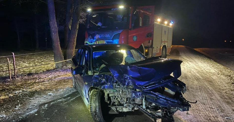 zdjęcie: Auto uderzyło w drzewo. Do szpitala trafiły 4 osoby. Wyszkowscy policjanci wyjaśniają przebieg wypadku / fot. KPP w Wyszkowie