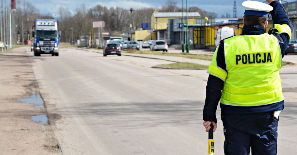 zdjęcie: Bezpieczny transport pod okiem suwalskich policjantów / fot. KMP Suwałki