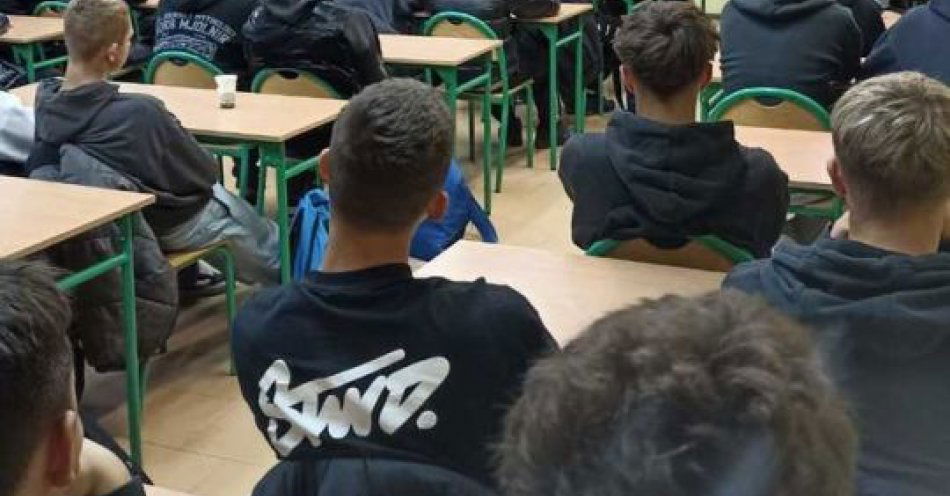 zdjęcie: Policjantki uczą młodzież jak przeciwstawić się przemocy rówieśniczej / fot. KPP Międzychód