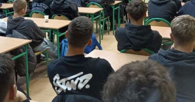 Policjantki uczą młodzież jak przeciwstawić się przemocy rówieśniczej