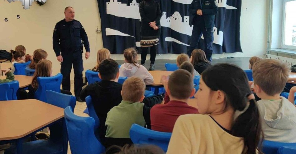 zdjęcie: Policjanci z Kozienic uczą dzieci bezpieczeństwa na ferie / fot. KPP w Kozienicach