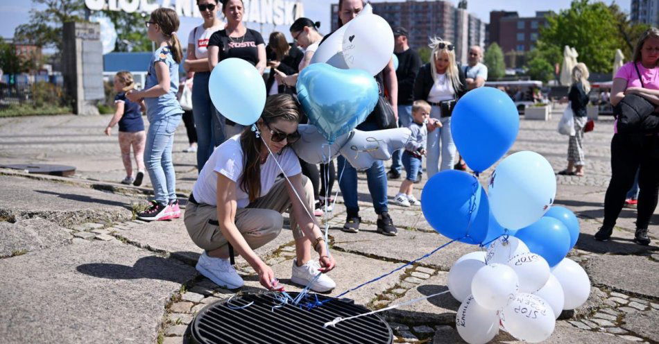 zdjęcie: Zapalono znicze i wypuszczono balony, by uczcić pamięć 8-letniego Kamila z Częstochowy / fot. PAP