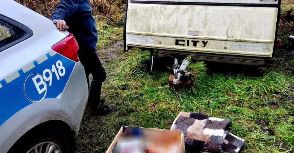 zdjęcie: Dzielnicowy z Męcinki pomaga bezdomnemu przed świętami / fot. KPP w Jaworze