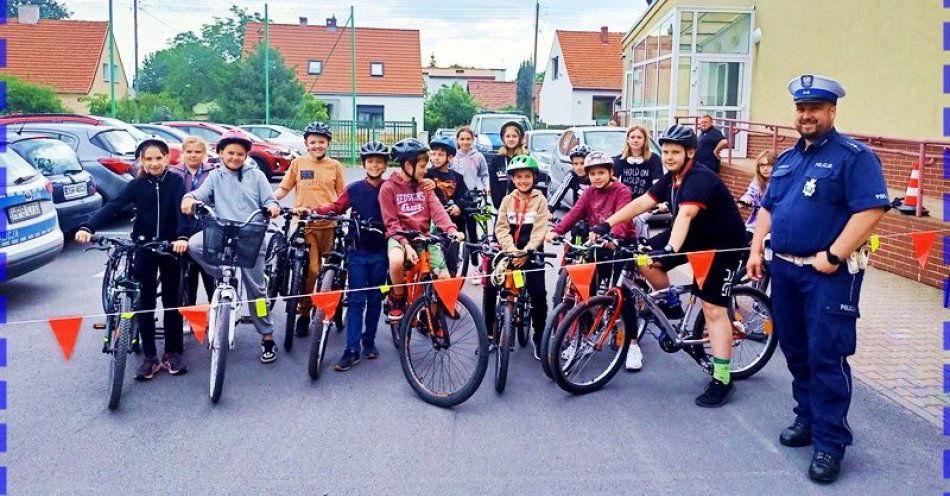zdjęcie: Policjanci ze średzkiej drogówki przeprowadzili egzaminy na kartę rowerową / fot. KPP w Środzie Śląskiej