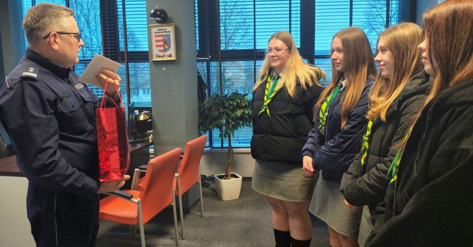 zdjęcie: Betlejemskie Światło Pokoju w opoczyńskiej policji / fot. KPP w Opocznie