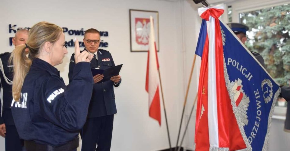 zdjęcie: Nowa policjantka ślubowała w Komendzie w Jędrzejowie / fot. KPP Jędrzejów