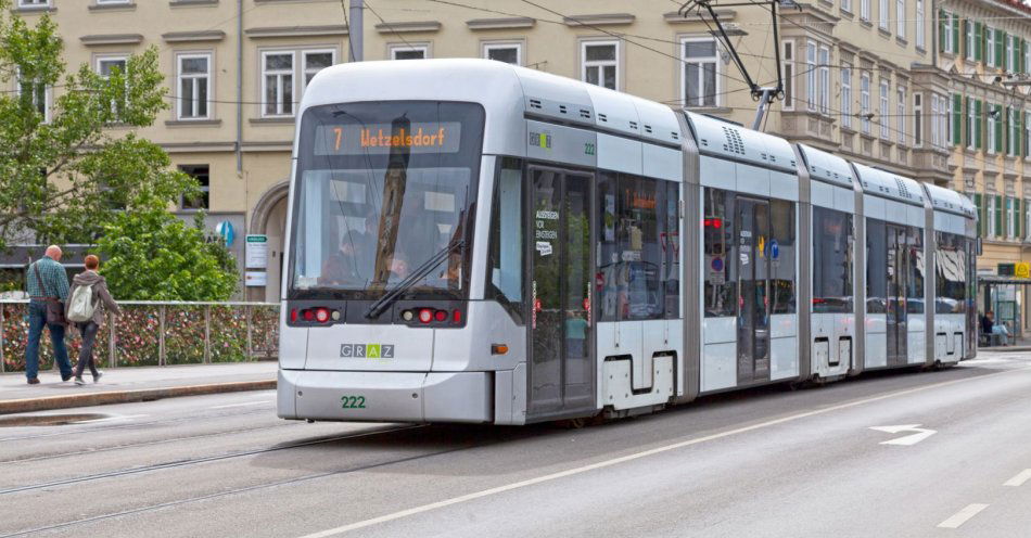 zdjęcie: Czteroletnie dziecko poszkodowane w zderzeniu tramwaju z ciężarówką / v22937948