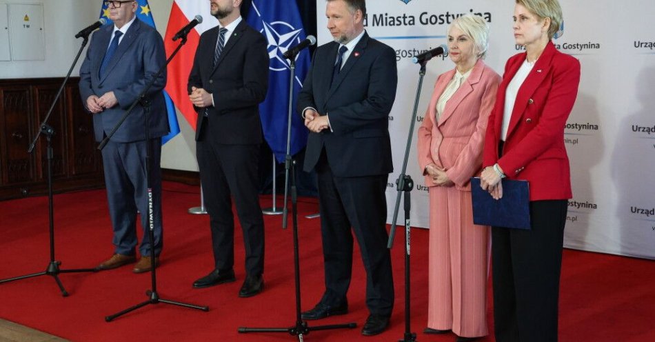 zdjęcie: Szef MON i burmistrz Gostynina podpisali list intencyjny dot. współpracy w zakresie bezpieczeństwa / Gostynin, 22.04.2026. Wicepremier, minister obrony narodowej Władysław Kosiniak-Kamysz (2L), burmistrz miasta Gostynina Agnieszka Korajczyk-Szyperska (P), minister spraw wewnętrznych i administracji Marcin Kierwiński (3P), wicemarszałek Sejmu Piotr Zgorzelski (L) oraz posłanka KO Elżbieta Gapińska (2P) podczas uroczystości podpisania listu intencyjnego dot. wspólnej realizacji zadań w zakresie bezpieczeństwa i obronności państwa przez MON i MSWiA na terenie Gostynina, 22 bm. na Zamku Gostyniński