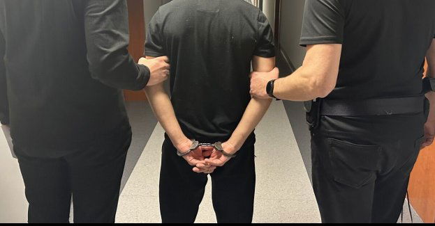 Przekroczył prędkość i uciekał pieszo. Miał sądowy zakaz