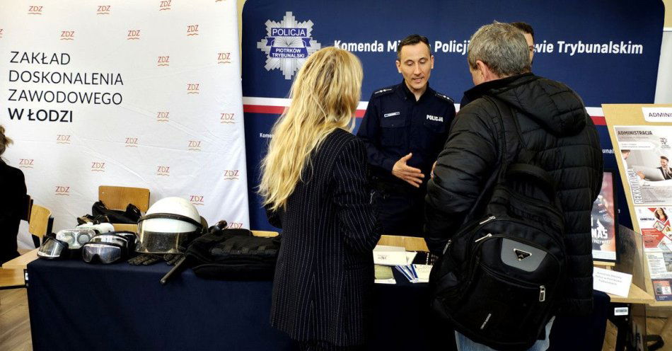 zdjęcie: Dzielnicowi zachęcają młodych na Festiwalu Kariery / fot. KMP w Piotrkowie Trybunalskim