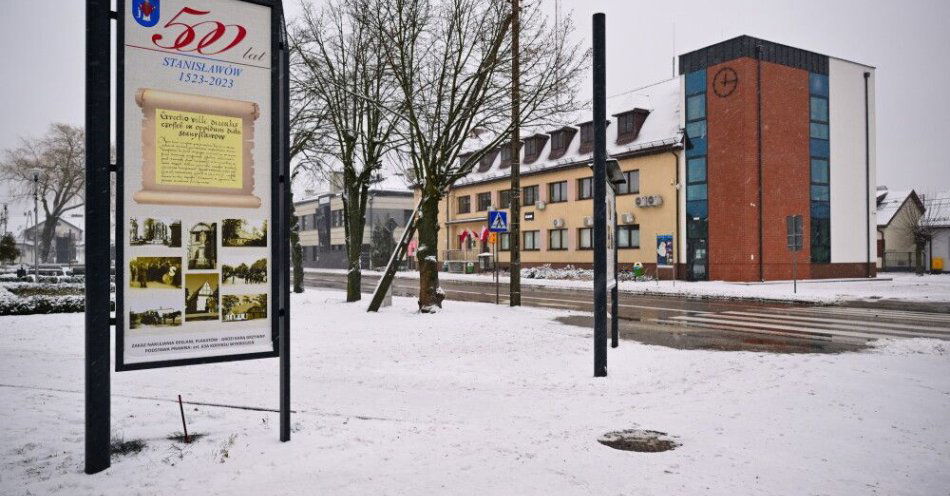 zdjęcie: Od czwartku w Polsce jest sześć nowych miast / Stanisławów, 01.01.2026. Budynek urzędu miasta i gminy w nowym mieście w województwie mazowieckim - Stanisławowie w powiecie mińskim, 1 bm. Stanisławów posiadał prawa miejskie od 1523 roku. Utracił je w ramach represji ze strony władz carskich po Powstaniu Styczniowym. Zgodnie z rozporządzeniem Rady Ministrów od 1 stycznia 2026 r. w Polsce przybyło sześć miast. Prawa miejskie otrzymały miejscowości w województwach: mazowieckim, lubelskim, opolskim i śląskim. (sko) PAP/Przemysław Piątkowski