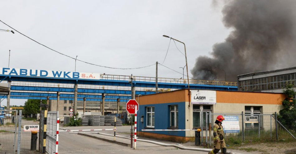 zdjęcie: Dwóch strażaków poszkodowanych w akcji w Siemianowicach; trwa dogaszanie pożaru / fot. PAP