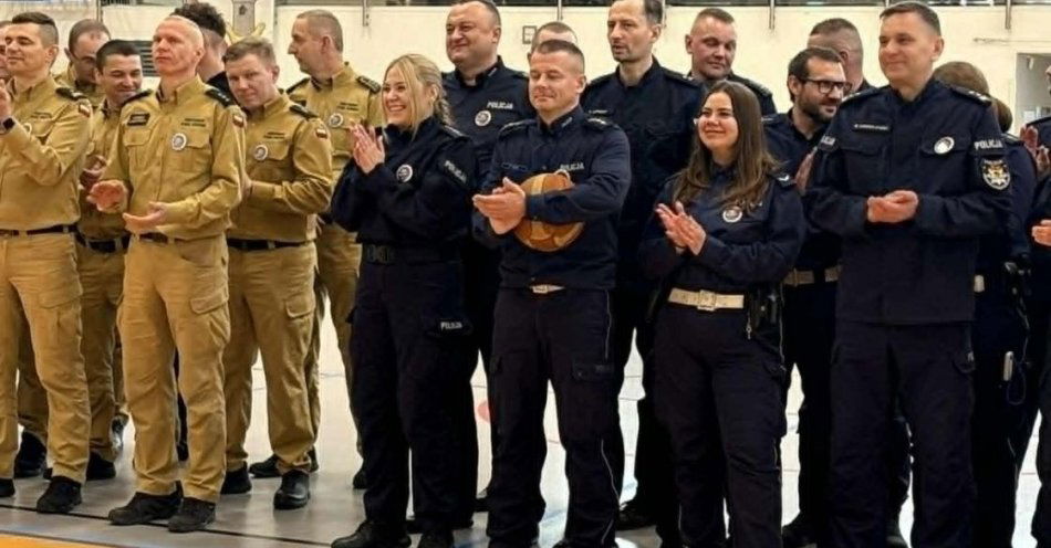 zdjęcie: Strażacy triumfują na Turnieju Koszykówki w Rawiczu / fot. KPP Rawicz