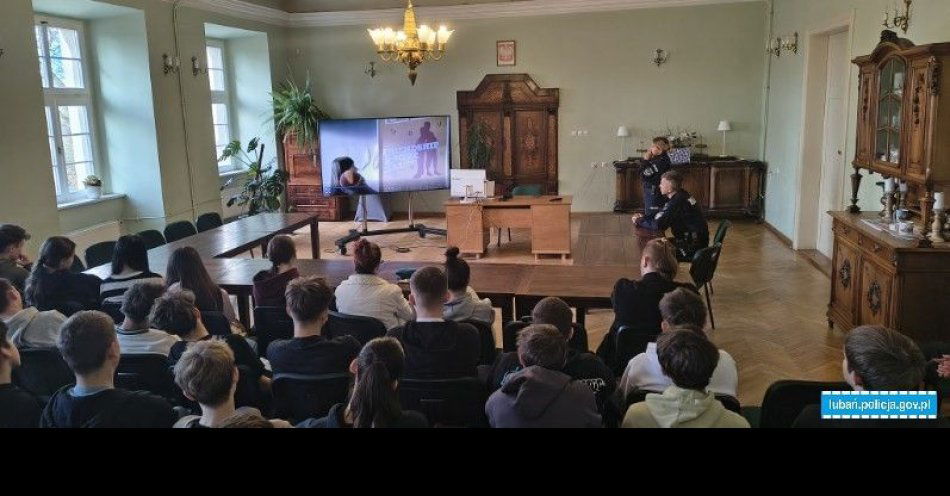 zdjęcie: Policjanci rozmawiali z uczniami o hejcie i odpowiedzialności / fot. KPP w Lubaniu