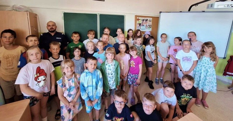 zdjęcie: Malczyccy dzielnicowi z wizytą na półkolonii / fot. KPP w Środzie Śląskiej