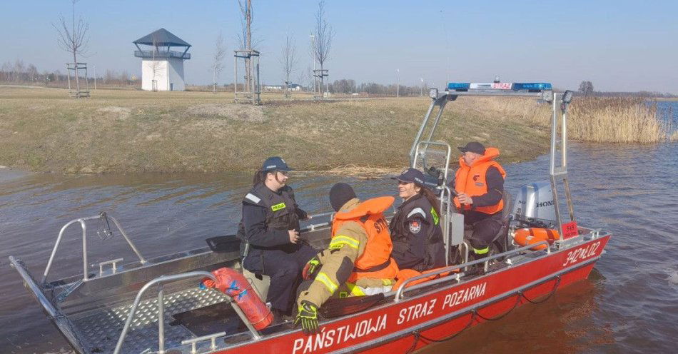 zdjęcie: Policja i straż ćwiczyły ratownictwo wodne nad jeziorami / fot. KMP Biała Podlaska