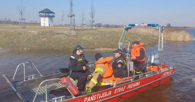 Policja i straż ćwiczyły ratownictwo wodne nad jeziorami