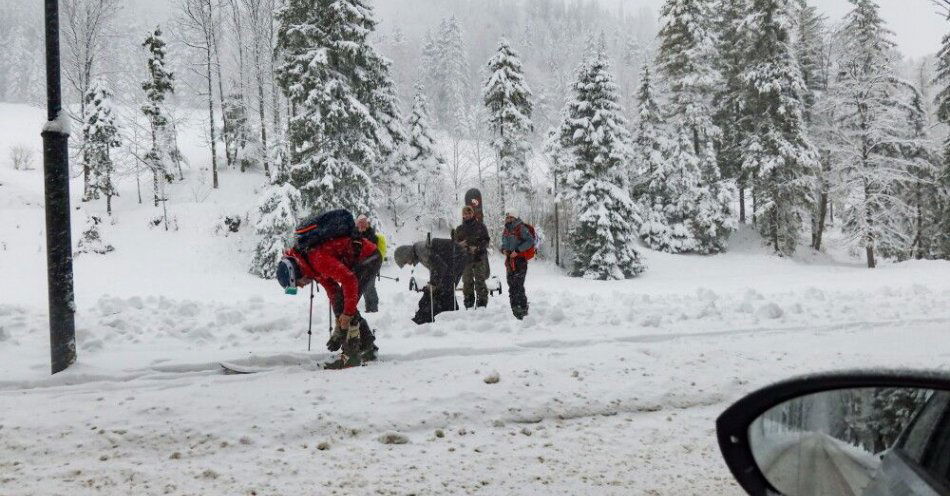 zdjęcie: Tatry: ponad metr śniegu na Kasprowym Wierchu, narciarze wracają na Goryczkową / Zakopane, 27.03.2026. Intensywne opady śniegu w Zakopanem, 27 bm. W związku z trudnymi warunkami turystycznymi w Tatrach TOPR ogłosiło drugi, umiarkowany stopień zagrożenia lawinowego. (aldg) PAP/Józef Niedziałek ***Do tego materiału zdjęciowego dostępna jest również depesza w systemie CSI, pt.: Tatry/ Śnieg zasypał krokusy***