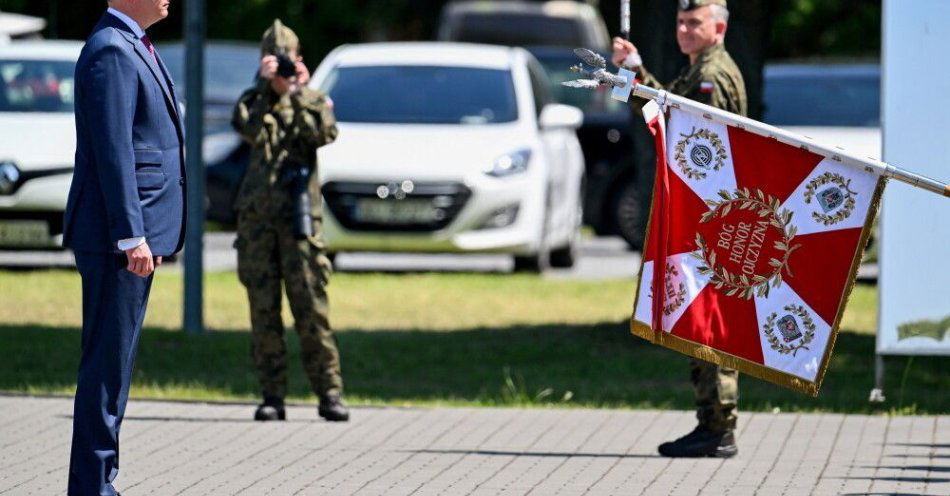 zdjęcie: Marszałek Sejmu przekazał flagę RP 3. Batalionowi Radiotechnicznemu / fot. PAP