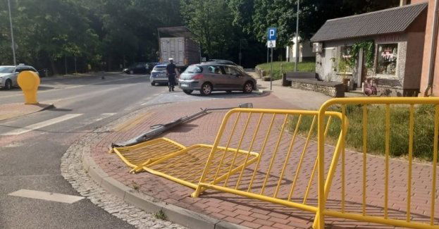 Kierujący samochodem ciężarowym staranował barierki i lampę przy rondzie