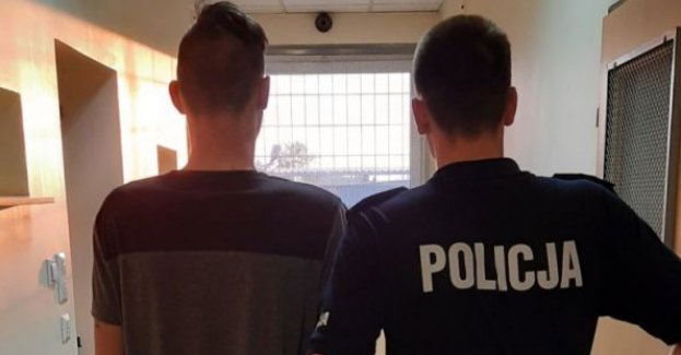 Schował się pod kanapą przed policjantami