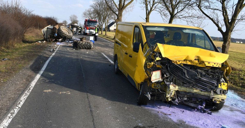 zdjęcie: Groźne zderzenie busa z traktorem na DK62 w Jarantowicach / fot. KPP w Radziejowie