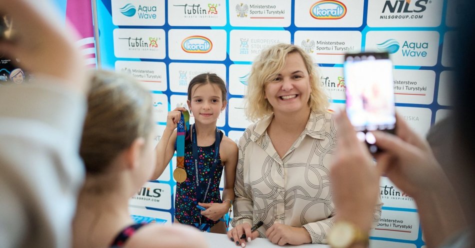 zdjęcie: Złoty medal olimpijski w rękach uczestników Otylia Swim Cup! Wielka atrakcja na zawodach u Otylii Jędrzejczak w Lublinie / fot. Rafał Oleksiewicz