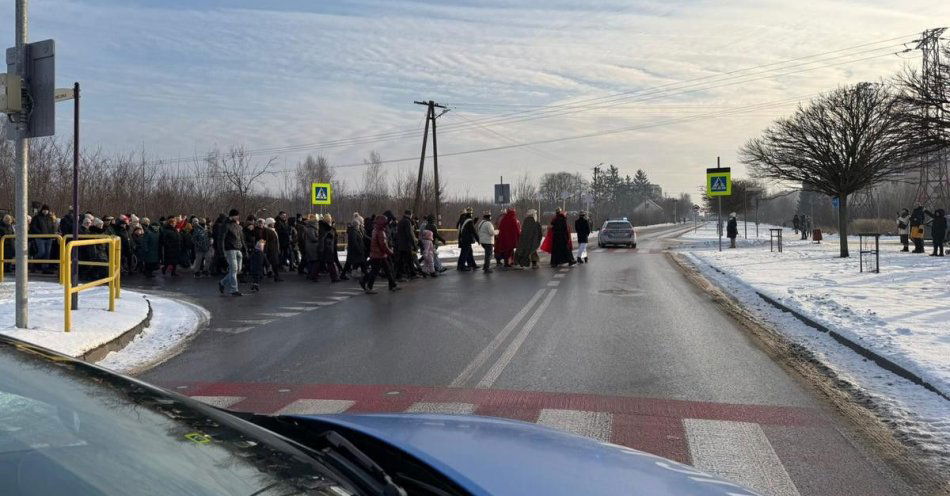 zdjęcie: Spokój podczas Orszaków Trzech Króli w powiecie opoczyńskim / fot. KPP w Opocznie