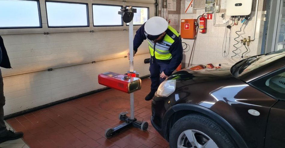 zdjęcie: Sprawdź światła przed zimą akcja w powiecie jędrzejowskim / fot. KPP Jędrzejów