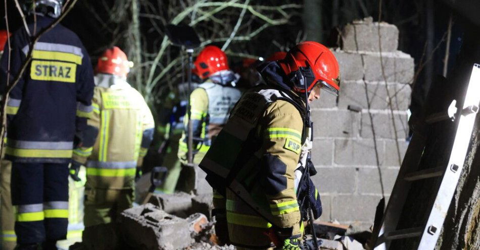 zdjęcie: Jedna osoba poszukiwana w gruzowisku po zawaleniu się budynku w miejscowości Besiekierz Nawojowy / Besiekierz Nawojowy, 23.12.2025. Strażacy poszukują zaginionej osoby w miejscu zawalenia budynku jednorodzinnego w miejscowości Besiekierz Nawojowy w pow. zgierskim, 23 bm. W akcji uczestniczy pięć zastępów Państwowej Straży Pożarnej, dwa zastępy ochotniczej straży pożarnej i Specjalistyczna Grupa Poszukiwawczo-Ratownicza z Łodzi. Na miejsce zostały wysłane też psy ratownicze, które mają pomóc w przeszukaniu gruzowiska. (amb) PAP/Marian Zubrzycki ***Do tego materiału zdjęciowego dostępna jest ró