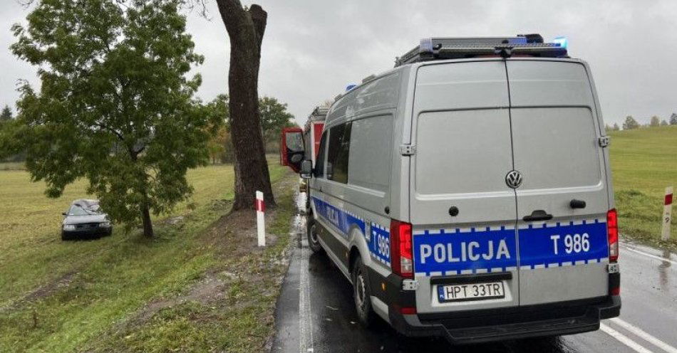 zdjęcie: Pogarszające się warunki na drodze. Dachowanie audi na DK 57 / fot. KPP w Szczytnie