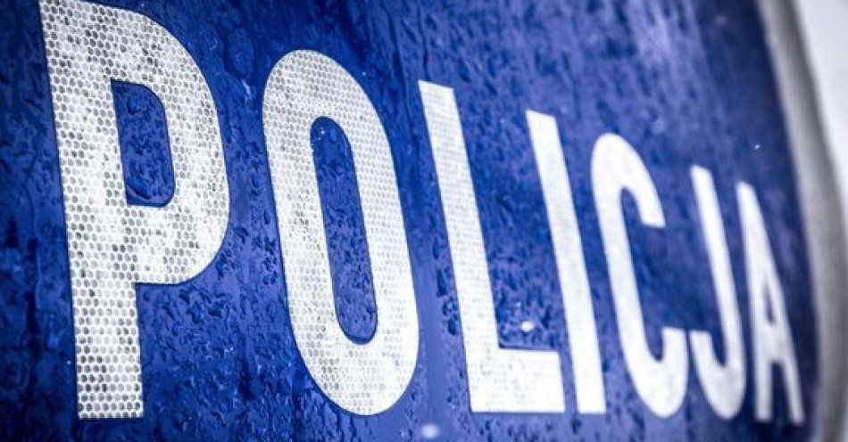 zdjęcie: Sieradzki policjant uratował kobietę po dachowaniu / fot. KPP w Sieradzu