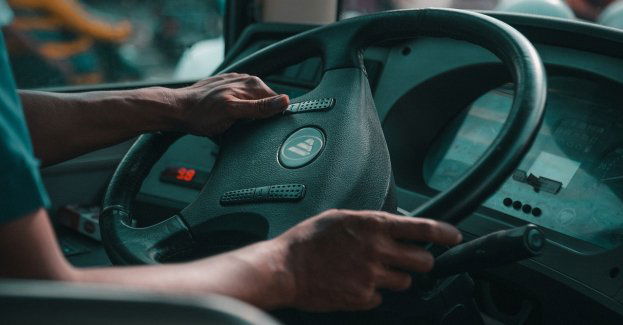 Kierowca autobusu stracił prawo jazdy za niebezpieczny incydent; sprawę zbada prokuratura